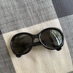 Ray Ban Women Sunglasses. Black color.